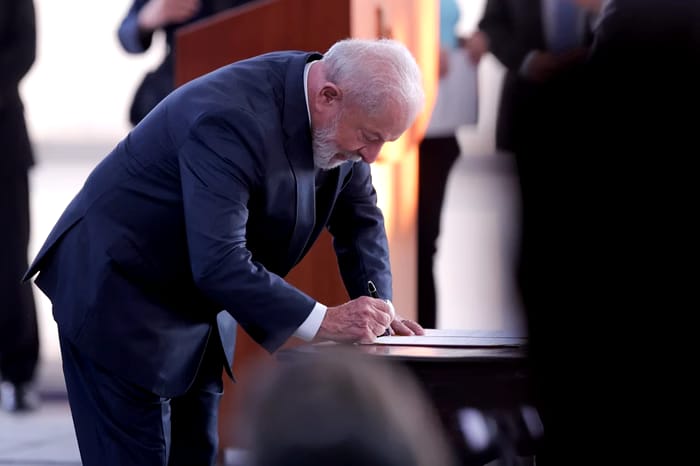 Lula sanciona regra que limita aumento do salário mínimo