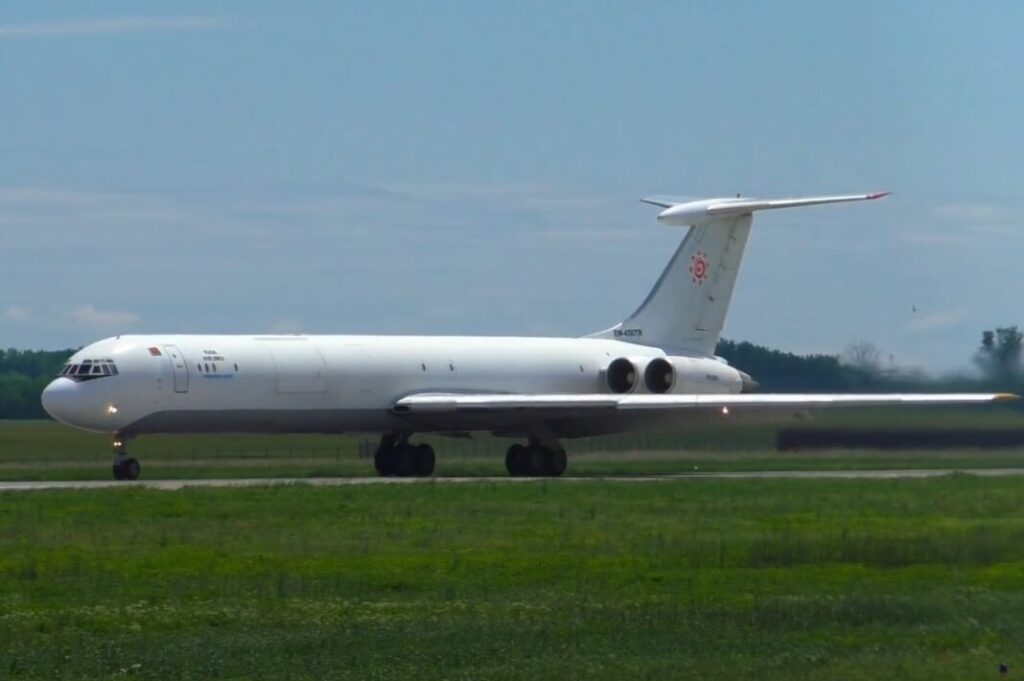 Avião de carga da Bielorrússia segue sendo visto em voos misteriosos para a Líbia apesar de sanções