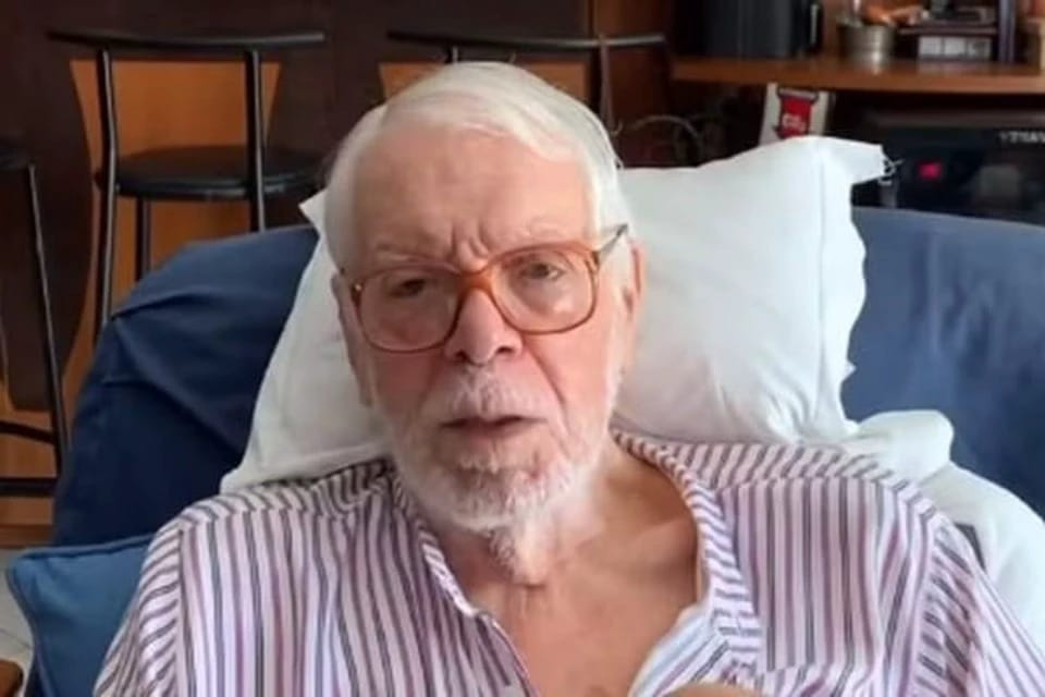 Escritor de telenovelas da Globo, Manoel Carlos tem piora de saúde. Autor sofre de doença de Parkinson.