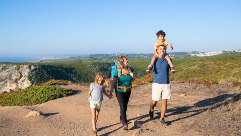 Confira como preparar uma viagem com segurança para curtir as férias de Verão com as crianças