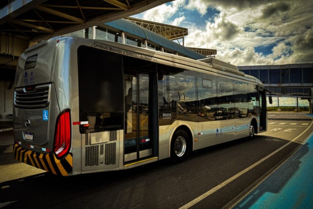 BYD entrega o 1º ônibus elétrico para transporte de passageiros em aeroportos do Brasil, e mais um terminal já está previsto