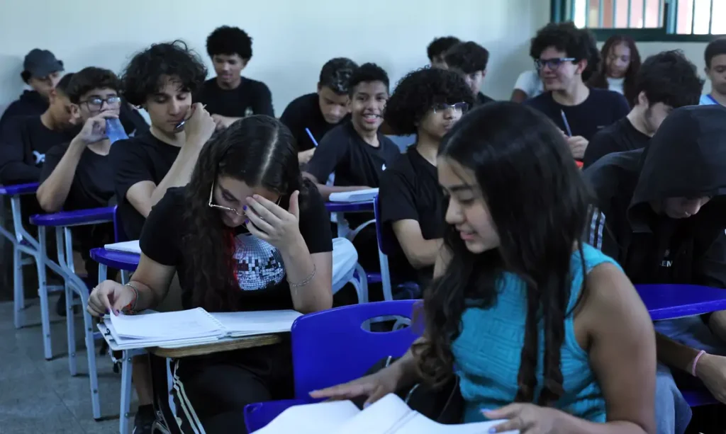Dinheiro do Pé-de-Meia será depositado na conta de alunos a partir de terça-feira