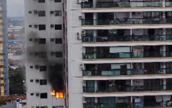 Apartamento pega fogo em condomínio de luxo na Barão do Triunfo