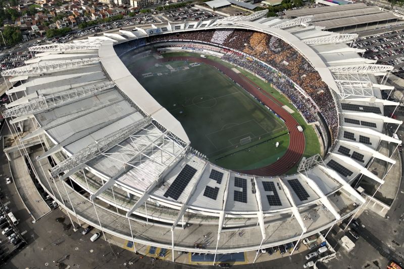 Torcedores foram ver de perto os troféus de Flamengo e Botafogo, que se enfrentam hoje no Mangueirão