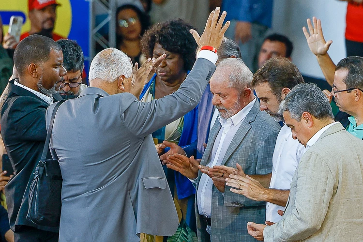 Aumento de evangélicos ameaça reeleição de Lula, aponta estudo