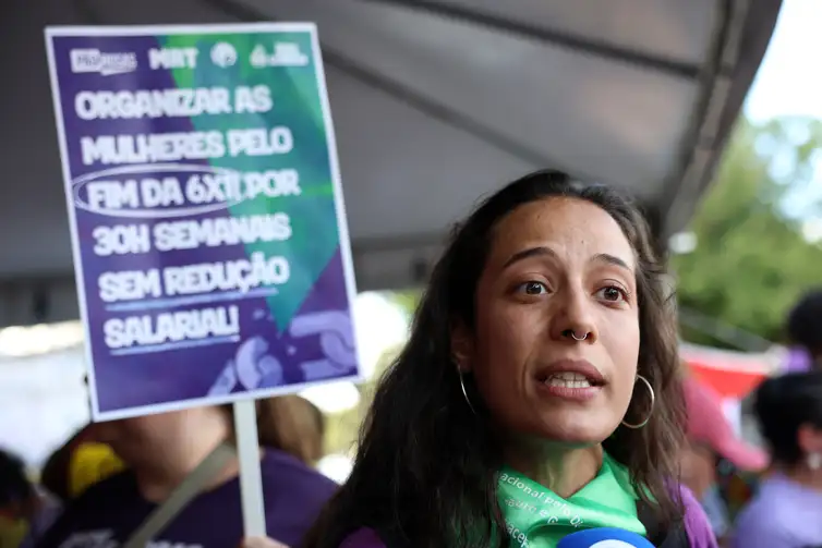 Mulheres do DF marcham por políticas públicas e contra o feminicídio