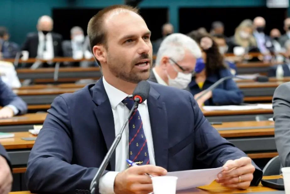 Vídeo – Eduardo Bolsonaro tira licença de cargo de deputado e afirma que vai morar nos EUA