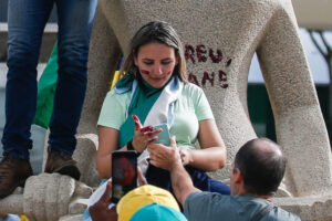 Moraes concede prisão domiciliar para mulher que pichou estátua