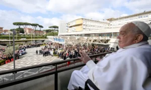 Médico descreve momentos em que o Papa Francisco esteve à beira da morte