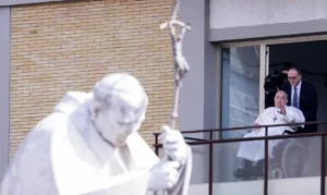 Papa Francisco faz primeira aparição mais de 40 dias depois de adoecer