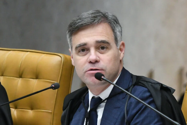 STF: Mendonça vota para afastar Dino e Moraes de julgamento