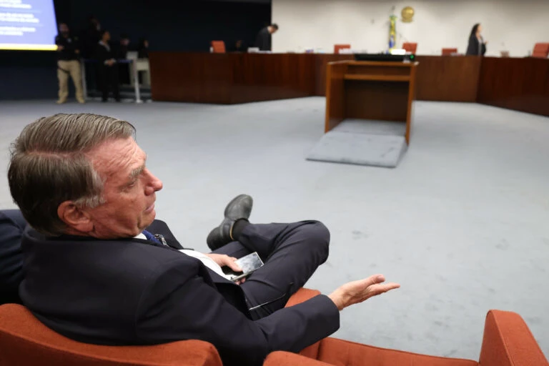 STF decide hoje se Bolsonaro e aliados serão transformados em réus no caso do 8 de Janeiro