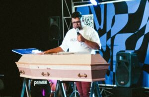 Pastor surpreende e leva caixão para impactar jovens em culto
