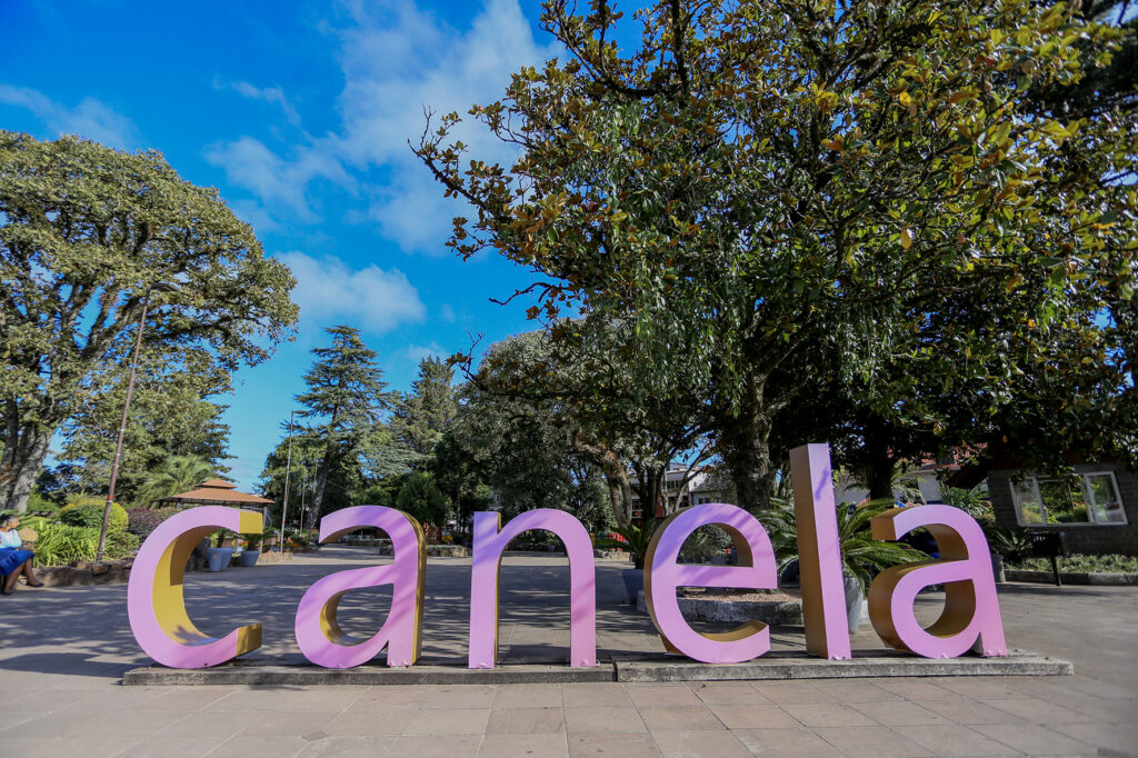 Cores, luzes e encanto: a decoração da Páscoa transforma Canela em um cenário de sonhos