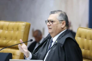 STF: Dino adia julgamento sobre compra obrigatória de Bíblia
