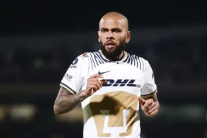 Absolvido, Daniel Alves processa ex-clube por danos morais