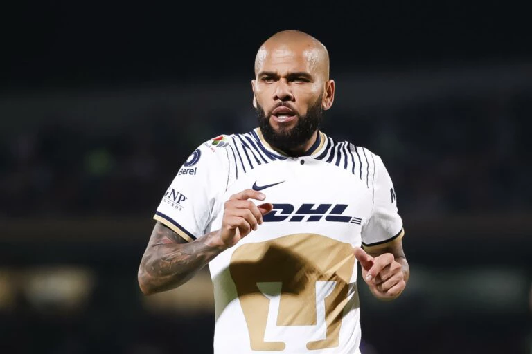 Absolvido, Daniel Alves processa ex-clube por danos morais
