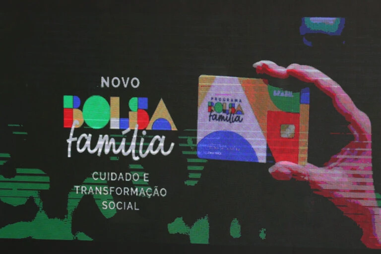 Governo Lula corta R$ 7,7 bilhões do Bolsa Família no Orçamento