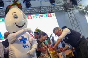 Padilha vacina líderes indígenas para mostrar segurança do imunizante