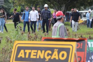 Prefeito fiscaliza obra de urbanização da Avenida Júlio César