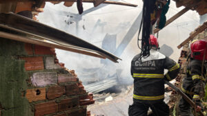 Incêndio em galpão destrói 14 casa em Outeiro. Defesa Civil Municipal foi socorrer famílias.