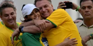 Bolsonaro nega tentativa de golpe e diz esperar por “ajuda externa”