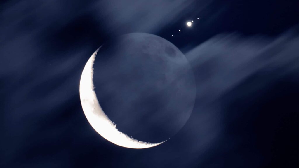 Júpiter pode ser visto bem próximo à Lua esta noite