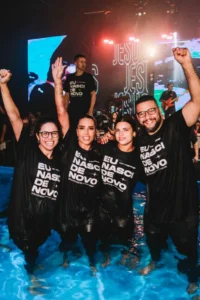 Influencer Taty Zatto se batiza e celebra renascimento espiritual