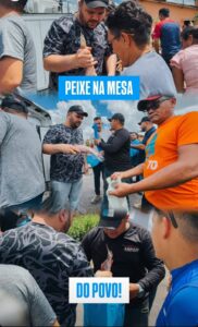 Rodrigo Amorim distribui peixe para a população pobre de Santo Antônio do Tauá