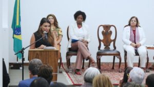 MTur “atua de forma ativa na equiparação salarial do setor”, diz Ana Carla Lopes em evento sobre transparência no mercado de trabalho