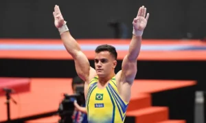 Caio Souza vai à final das barras paralelas em etapa da Copa do Mundo