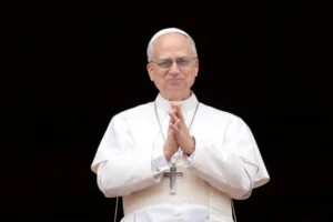 Papa Leão XIV faz oração no Vaticano para milhares de fiéis neste domingo