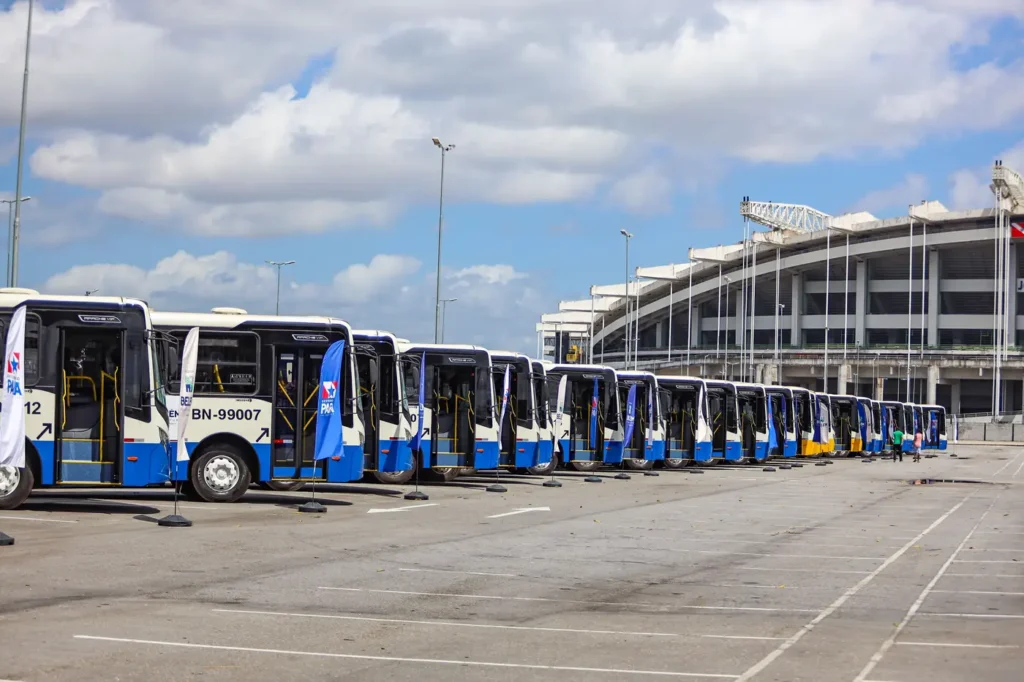 Vídeo – Governo do Estado e Prefeitura entregam mais 33 ônibus da frota dos Geladões para o transporte público urbano de Belém