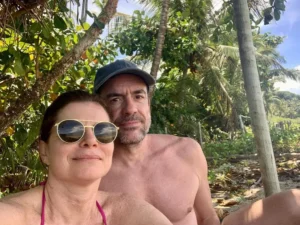 Discreto, marido português de Debora Bloch aparece em foto do casamento da filha da atriz com cantora