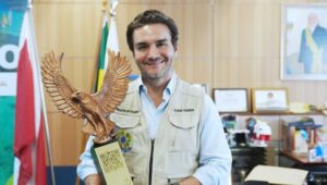 Celso Sabino recebe símbolo da Cúpula da ONU Turismo e Brasil inicia preparativos para sediar evento em 2026