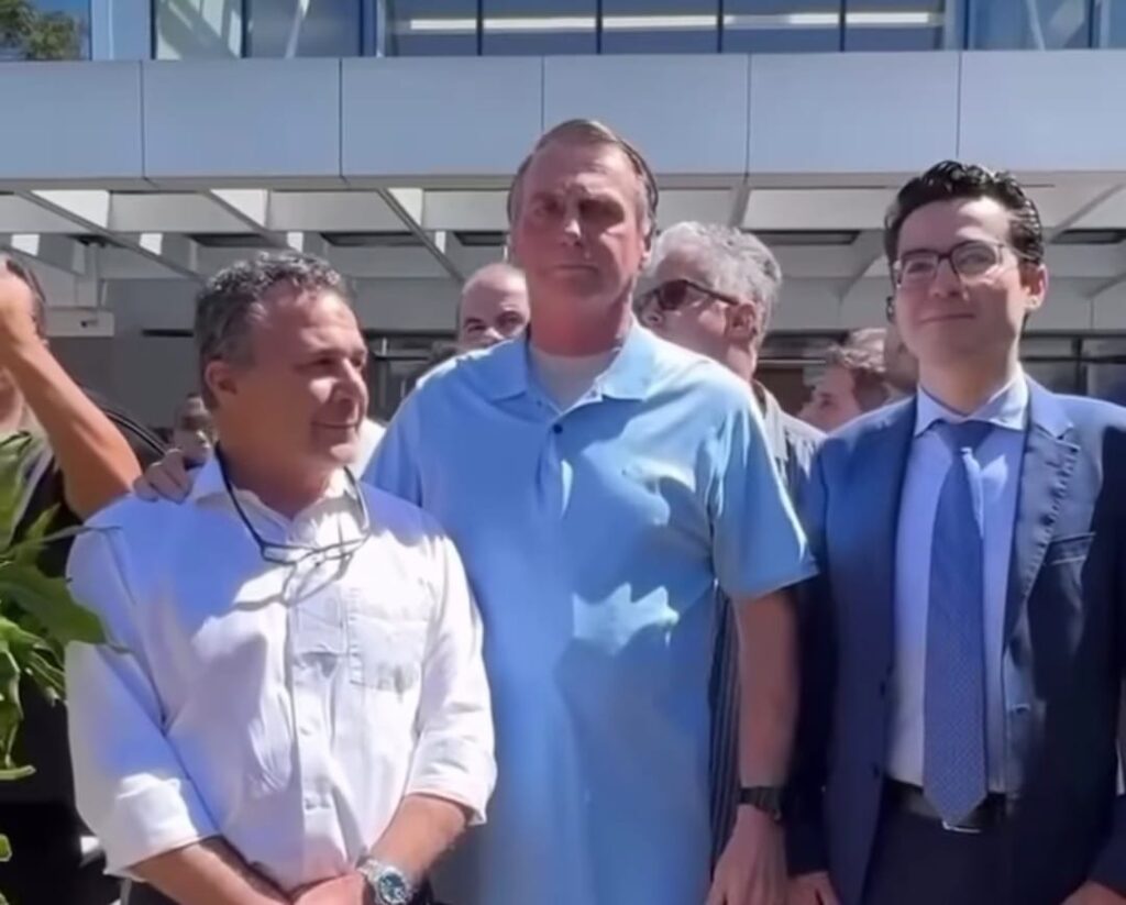 Ex-presidente Jair Bolsonaro tem alta após três semanas internado e perseguido em Brasília