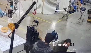 Vídeo – Robô humanoide ataca engenheiros em centro de testes