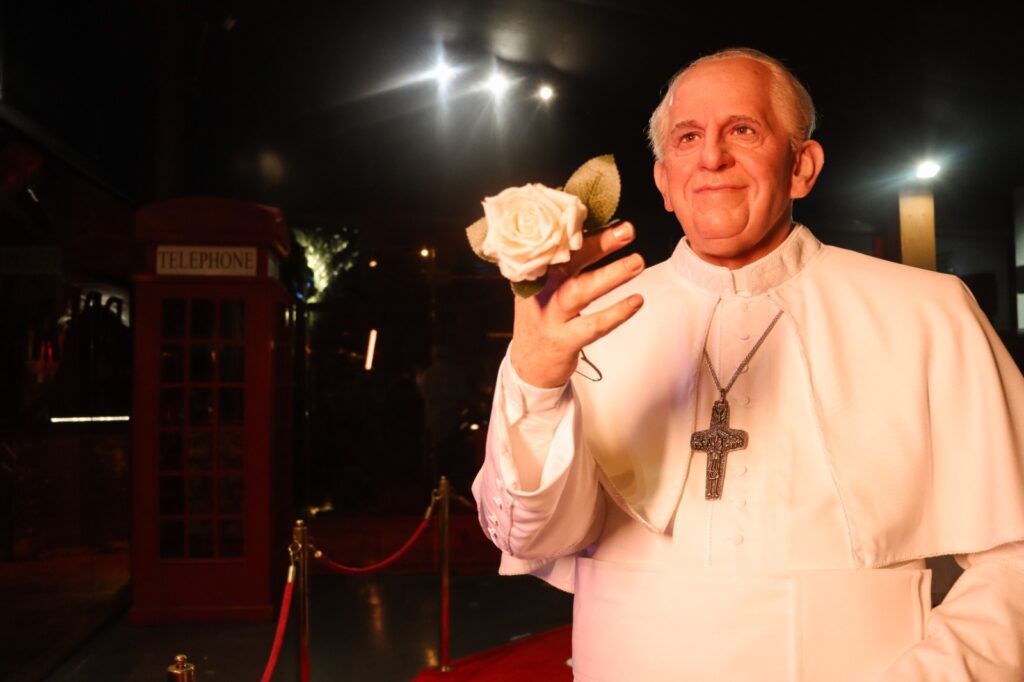 Turistas ganham foto digital gratuita ao lado da estátua do Papa Francisco nos museus de cera Dreamland