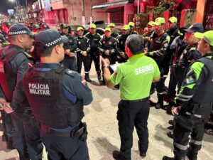 Operação remove veículos irregulares e libera via pública