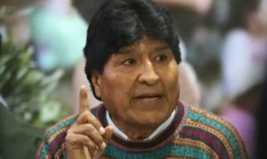 Apoiadores tentam registrar à força candidatura de Evo Morales