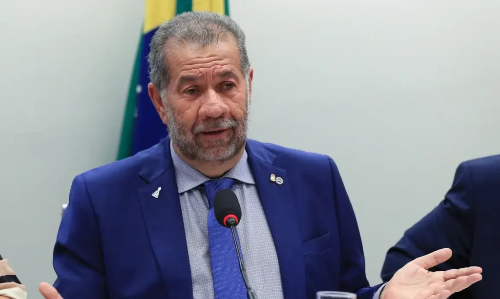 Lupi pede demissão do Ministério da Previdência Social após o escândalo da roubalheira contra os aposentados e pensionistas