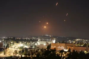 Vídeo – Ataque iraniano atinge Tel Aviv com mísseis balísticos