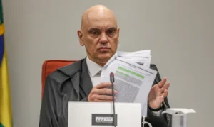 Moraes diz que defesa de Bolsonaro poderá acompanhar acareação de Cid