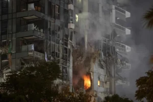 Bombardeio do Irã golpeia Tel Aviv e eleva risco de guerra total