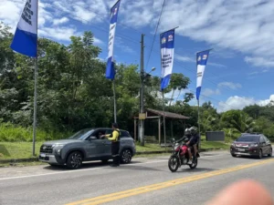 Em Salinópolis, bandeirolas ordenam o trânsito na Praia do Atalaia
