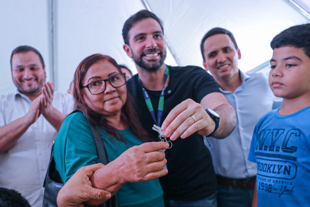 Igor Normando entrega 64 apartamentos e centro comercial na Estrada Nova