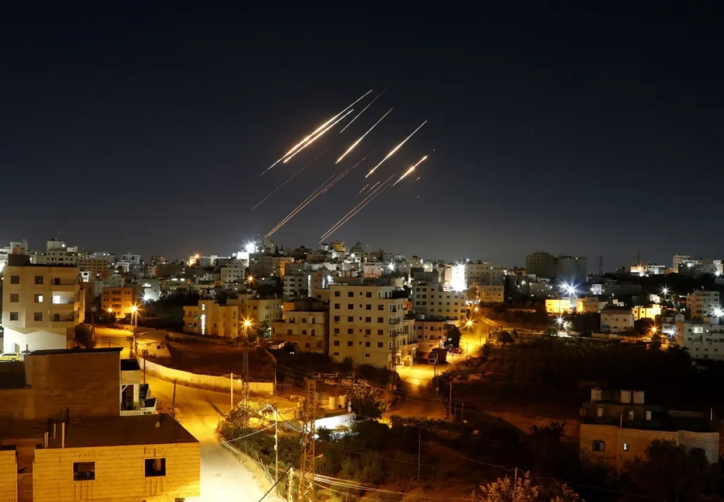 Israel e Irã trocam ataques no final da noite de domingo; sobe o número de mortos