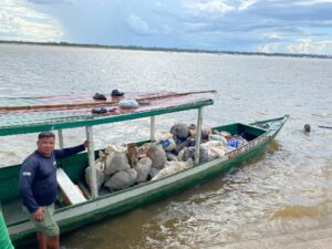 Gari dos rios: Equipe recolhe de quatro a sete contêineres de lixo por dia