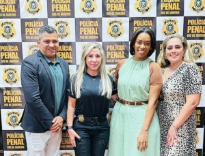 Elaine Martins é parabenizada por seu trabalho nos presídios