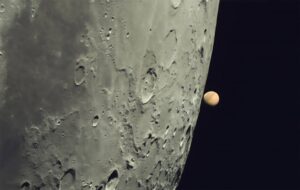 Marte brilha ao lado da Lua esta noite – saiba como identificar o planeta